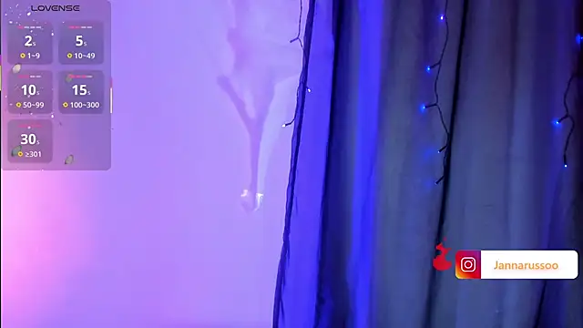 Snapshot of EmmaRusso chatting on 10.16.25 EmmaRusso online show from 10.16.25