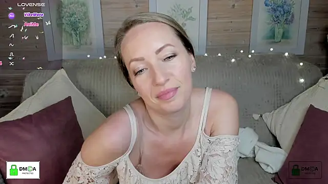 Snapshot of Queenymel chatting on 10.22.25 Queenymel online show from 10.22.25