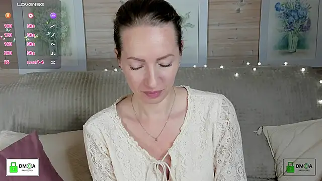 Snapshot of Queenymel chatting on 10.26.25 Queenymel online show from 10.26.25