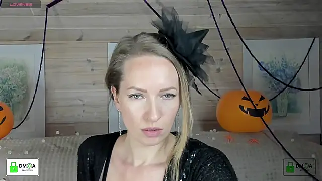 Snapshot of Queenymel chatting on 10.31.25 Queenymel online show from 10.31.25