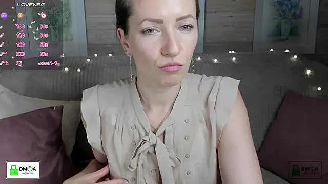 Snapshot of Queenymel chatting on 11.09.25 Queenymel online show from 11.09.25