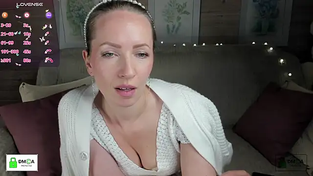 Snapshot of Queenymel chatting on 11.11.25 Queenymel online show from 11.11.25