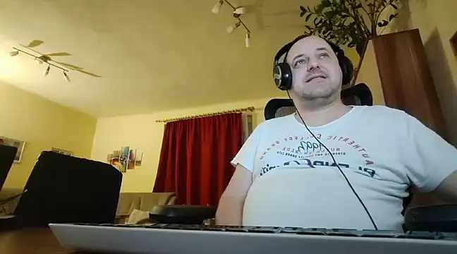 Snapshot of Stevie_Little chatting on 02.02.25 Stevie Little online show from 02.02.25