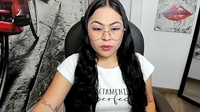 Snapshot of Hana___ chatting on 11.15.25 Hana online show from 11.15.25