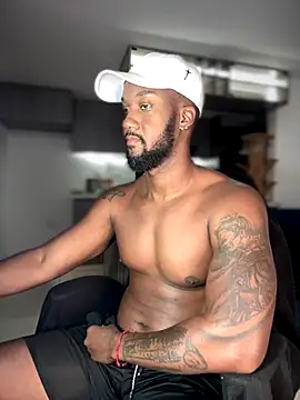 Snapshot of blackdrey18 chatting on 10.16.25 blackdrey18 online show from 10.16.25