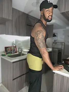 Snapshot of blackdrey18 chatting on 10.21.25 blackdrey18 online show from 10.21.25