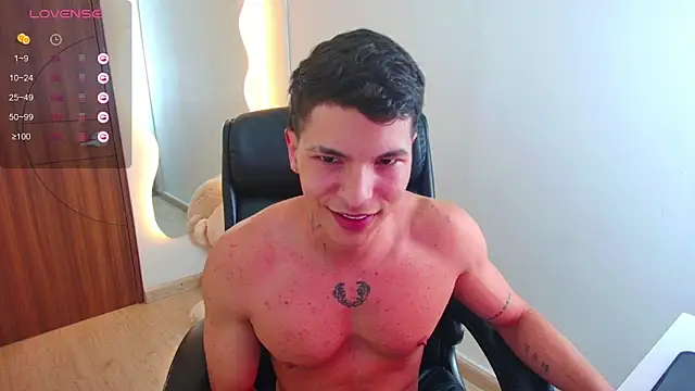 Snapshot of harrisoncuper chatting on 10.15.25 harrisoncuper online show from 10.15.25