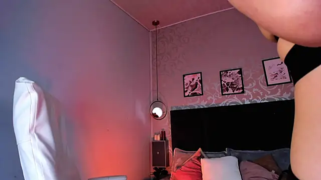 Lara bombshell online show from 02.23.25