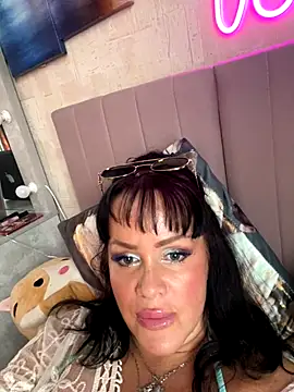 Lolaley2 online show from 10.13.25