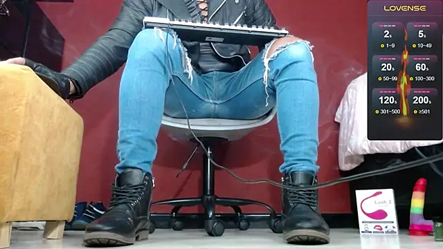 Snapshot of TomLover_12 chatting on 02.11.25 TomLover 12 online show from 02.11.25