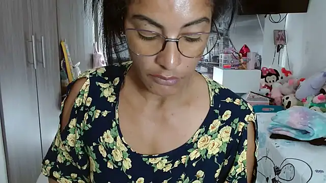 Snapshot of kateleyagrey chatting on 12.18.24 kateleyagrey online show from 12.18.24