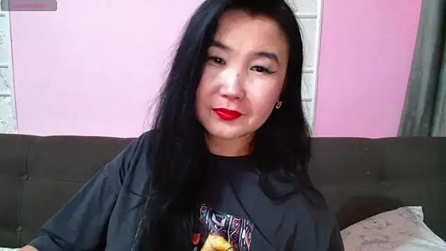 Snapshot of Bet_Lu chatting on 10.18.25 Bet Lu online show from 10.18.25