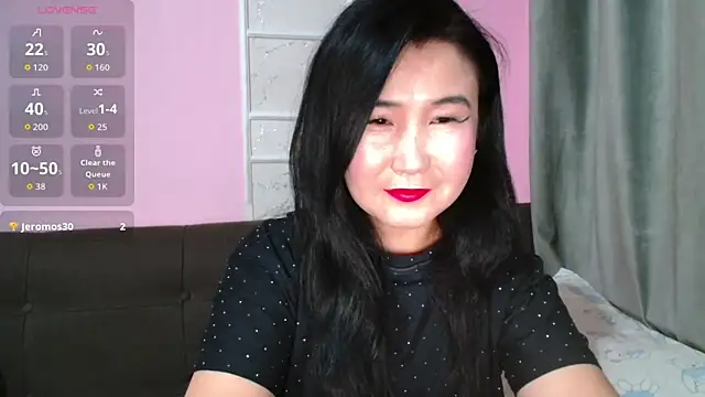 Snapshot of Bet_Lu chatting on 10.19.25 Bet Lu online show from 10.19.25