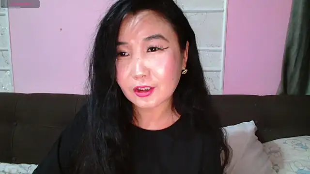 Snapshot of Bet_Lu chatting on 10.21.25 Bet Lu online show from 10.21.25