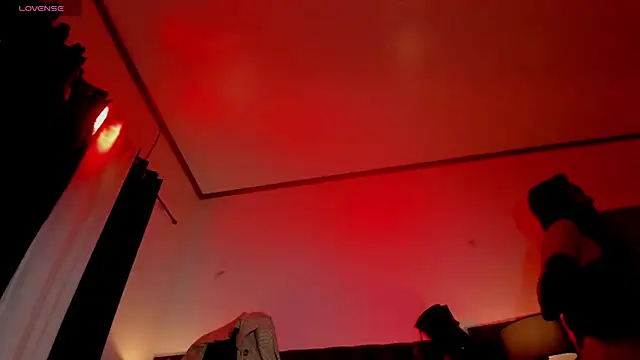 Snapshot of ErinSmith7inches_TS chatting on 12.17.24 ErinSmith7inches TS online show from 12.17.24