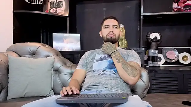 Snapshot of matteosantos chatting on 10.07.25 matteosantos online show from 10.07.25