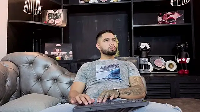 Snapshot of matteosantos chatting on 10.15.25 matteosantos online show from 10.15.25