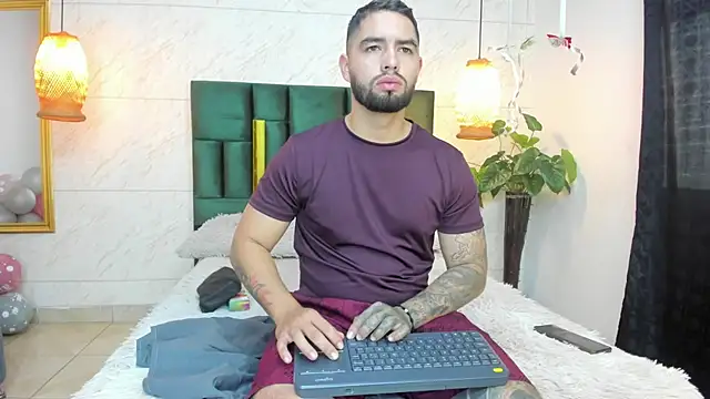 Snapshot of matteosantos chatting on 10.17.25 matteosantos online show from 10.17.25