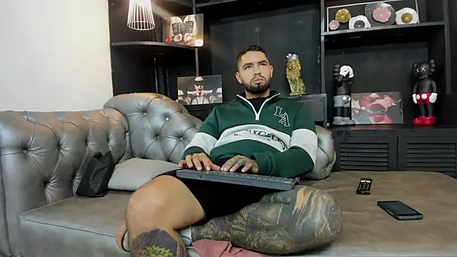 Snapshot of matteosantos chatting on 10.19.25 matteosantos online show from 10.19.25