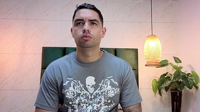 Snapshot of matteosantos chatting on 10.21.25 matteosantos online show from 10.21.25