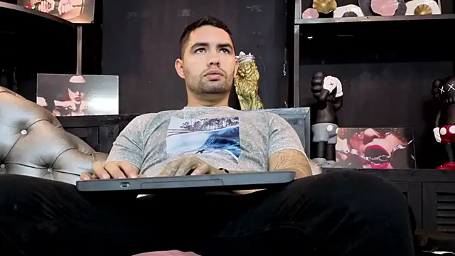 Snapshot of matteosantos chatting on 10.25.25 matteosantos online show from 10.25.25