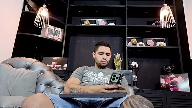 Snapshot of matteosantos chatting on 10.31.25 matteosantos online show from 10.31.25