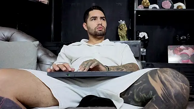 Snapshot of matteosantos chatting on 11.02.25 matteosantos online show from 11.02.25