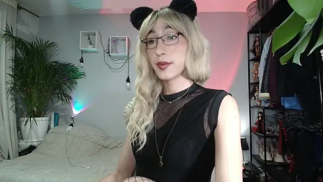 Snapshot of NicoleCortez chatting on 10.04.25 NicoleCortez online show from 10.04.25