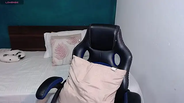 scaelettdubois online show from 10.18.25