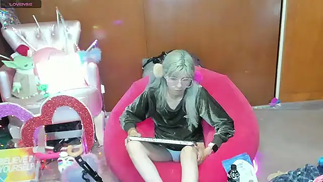 Snapshot of Skinygirl chatting on 05.16.26 Skinygirl online show from 05.16.26