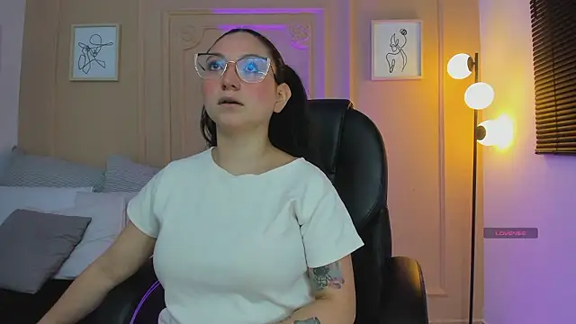 Snapshot of lucy_neil chatting on 02.05.26 lucy neil online show from 02.05.26