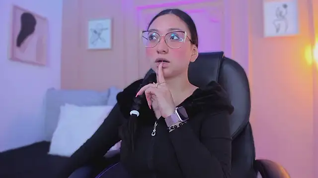 Snapshot of lucy_neil chatting on 02.12.26 lucy neil online show from 02.12.26