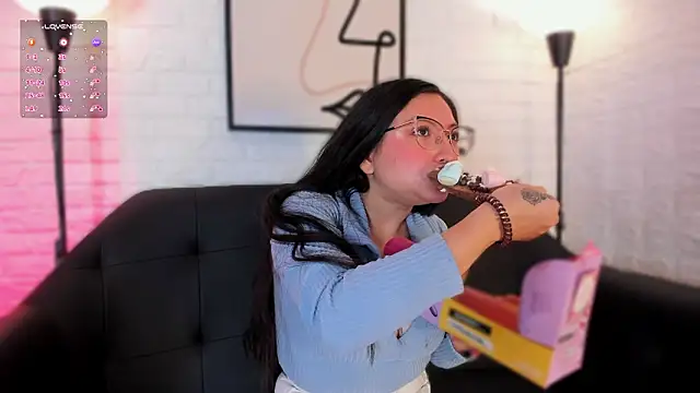 Snapshot of lucy_neil chatting on 02.14.26 lucy neil online show from 02.14.26