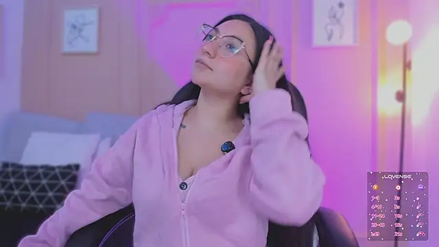 Snapshot of lucy_neil chatting on 02.20.26 lucy neil online show from 02.20.26