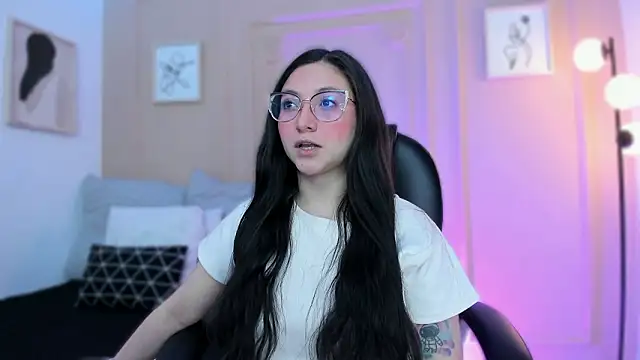 Snapshot of lucy_neil chatting on 02.26.26 lucy neil online show from 02.26.26