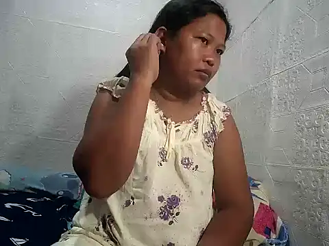 Snapshot of sweethotmom chatting on 10.17.25 sweethotmom online show from 10.17.25