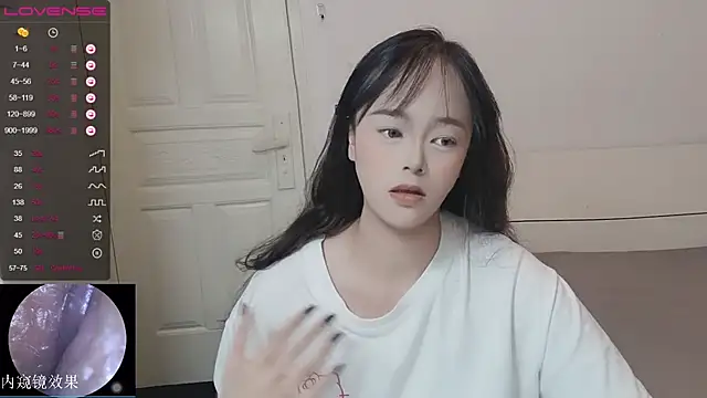 Snapshot of QiuPeiPeimmm chatting on 10.25.25 QiuPeiPeimmm online show from 10.25.25