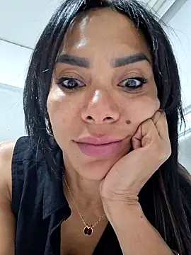 Snapshot of Doll_Loren chatting on 10.10.25 Doll Loren online show from 10.10.25