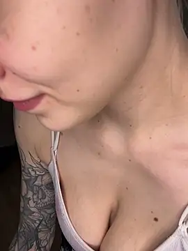 Snapshot of _D_Love_ chatting on 12.26.24 D Love online show from 12.26.24