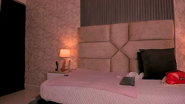 Snapshot of Cris__sweet chatting on 02.21.25 Cris sweet online show from 02.21.25