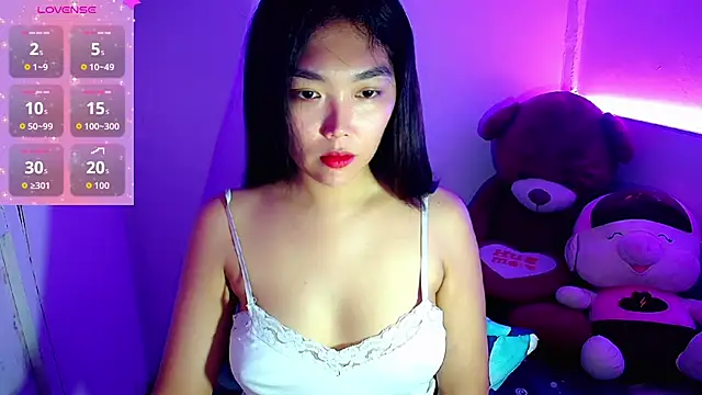 Snapshot of TR4NSCUTI3 chatting on 10.24.25 TR4NSCUTI3 online show from 10.24.25