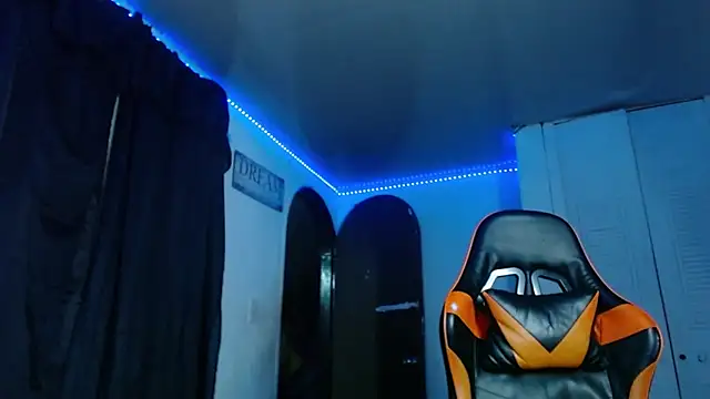 Snapshot of Adam_Hudsond chatting on 10.04.25 Adam Hudsond online show from 10.04.25