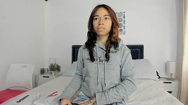 Snapshot of ZulyMichels chatting on 02.19.25 ZulyMichels online show from 02.19.25