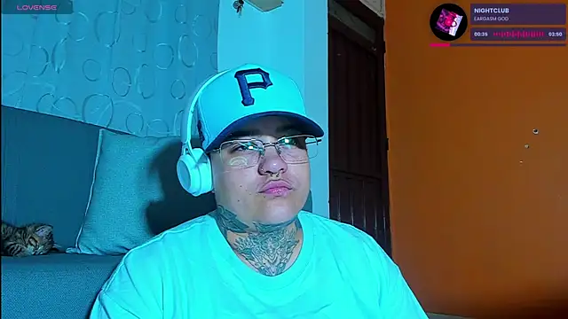 Snapshot of Techno_420_ chatting on 11.03.25 Techno 420 online show from 11.03.25