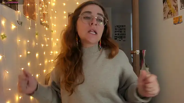 Snapshot of linda_giggle chatting on 10.11.25 linda giggle online show from 10.11.25