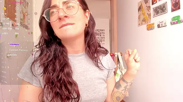 Snapshot of linda_giggle chatting on 10.22.25 linda giggle online show from 10.22.25