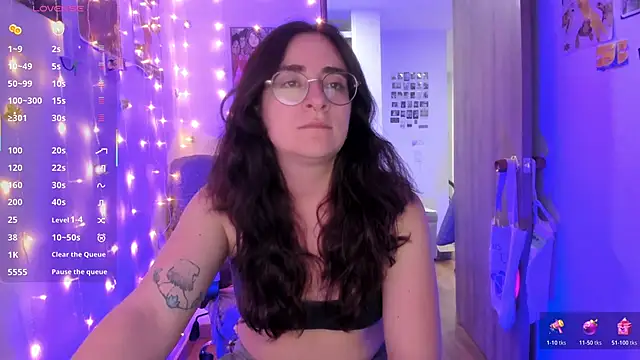 Snapshot of linda_giggle chatting on 10.28.25 linda giggle online show from 10.28.25