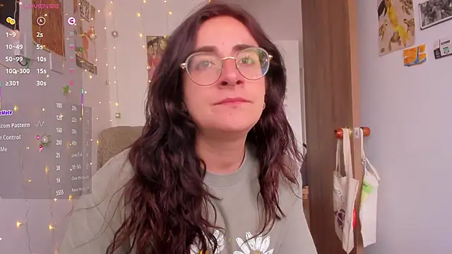 Snapshot of linda_giggle chatting on 10.29.25 linda giggle online show from 10.29.25