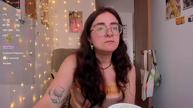 Snapshot of linda_giggle chatting on 11.05.25 linda giggle online show from 11.05.25