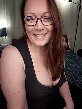 Snapshot of BBWQUEENBEEE chatting on 02.16.25 BBWQUEENBEEE online show from 02.16.25